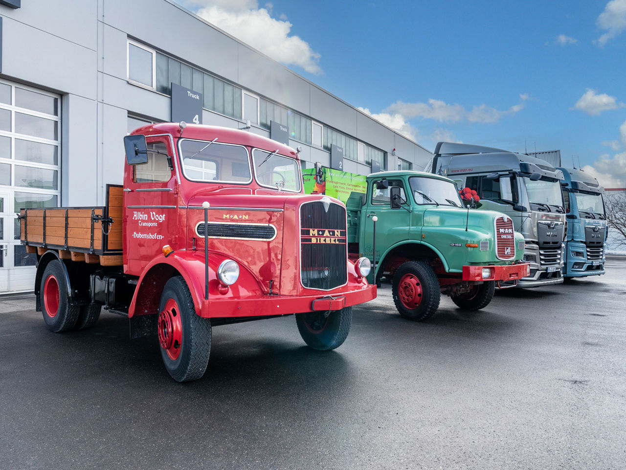 MAN Lkw aus verschiedenen Jahrzehnten.