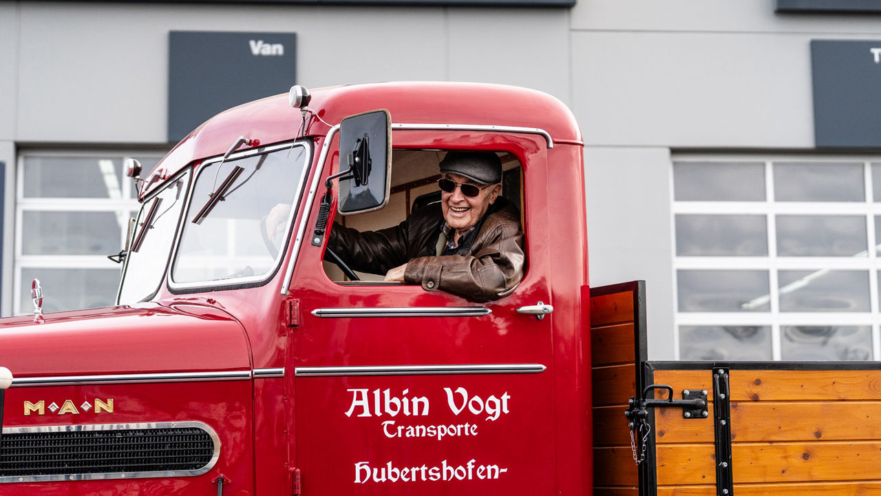 Kurt Bantle sitzt in einem MAN Oldtimer.