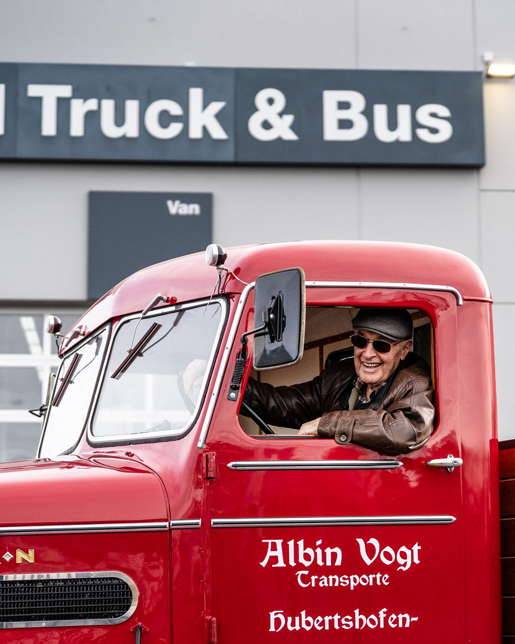 Kurt Bantle sitzt in einem MAN Oldtimer.