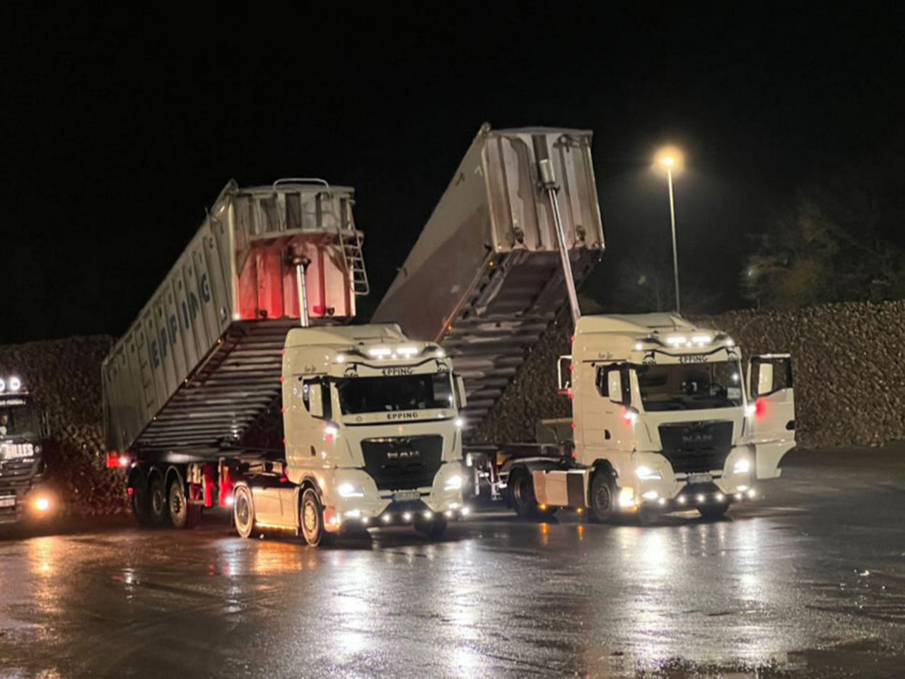 Weiße MAN TGX von Yannick Brömmel mit Ernteauflieger