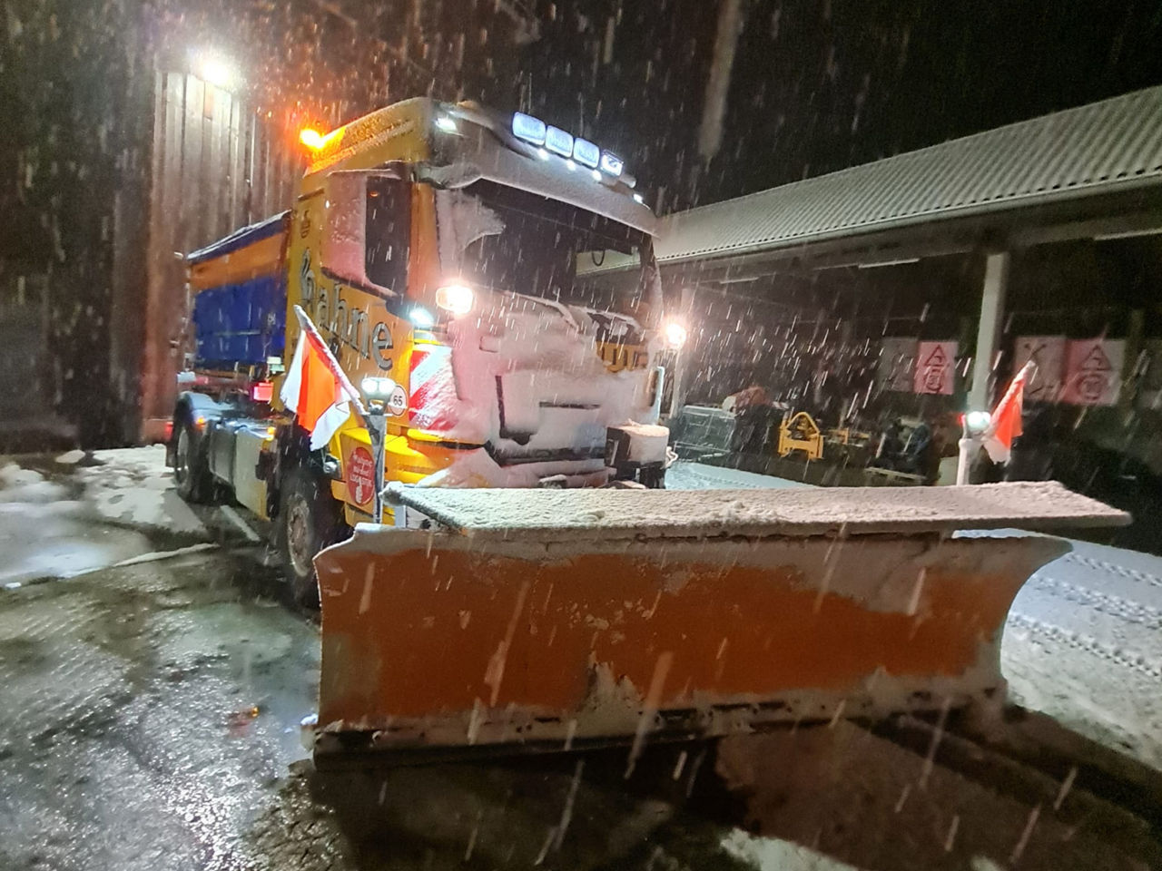 Winterdienst bei Nacht