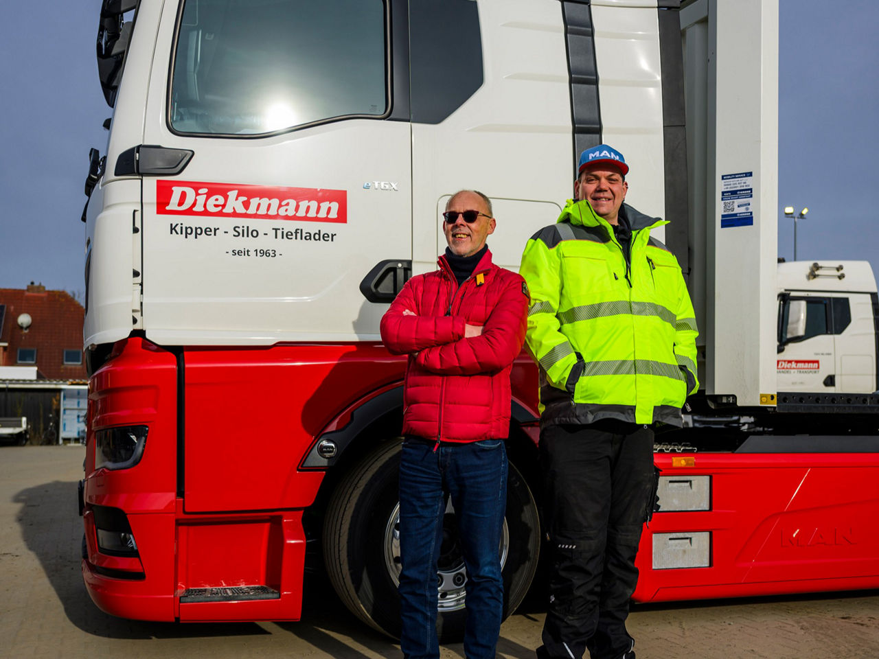 Zwei Männer vor einem MAN Lkw mit Firmenaufschrift Diekmann
