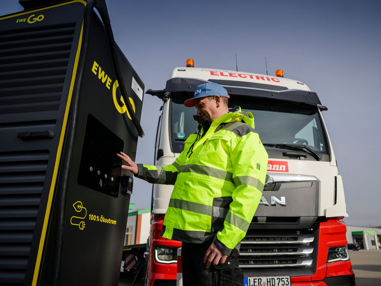 Mann vor einer Ladesäule