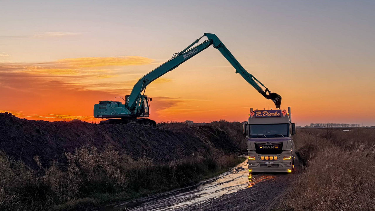 Lkw mit Kran im Sonnenuntergang