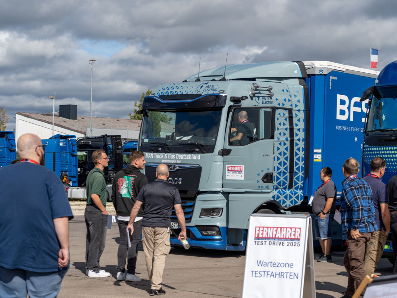 Menschen vor MAN Trucks
