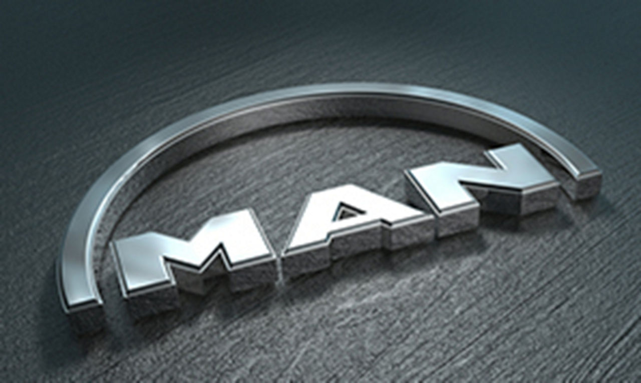 3D-Logo von MAN auf gebürsteter Metalloberfläche