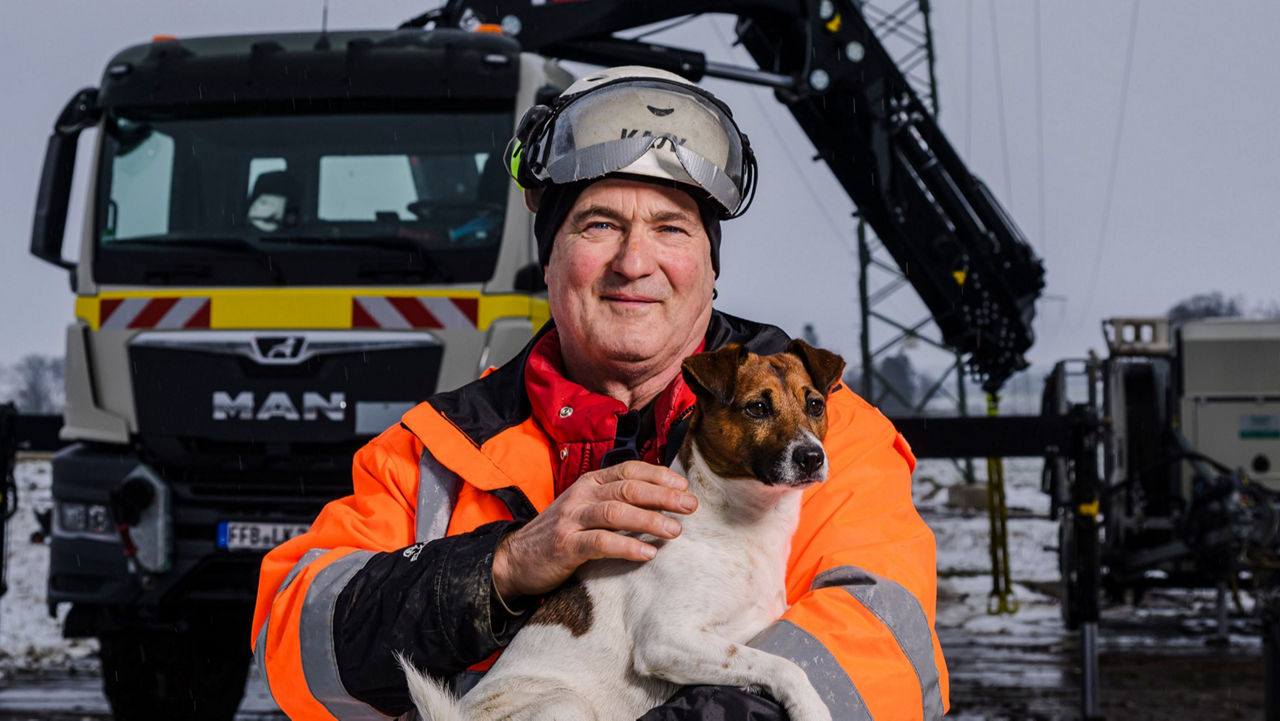 Der Jack Russel Hund von Matthias Sebastian ist immer mit dabei und begleitet sein Herrchen auch im Lkw mit.