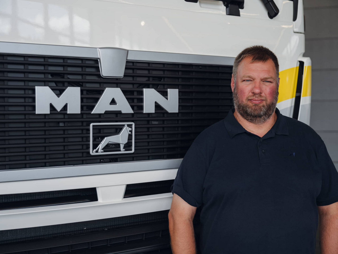 Franz Zerle vor dem MAN TGX