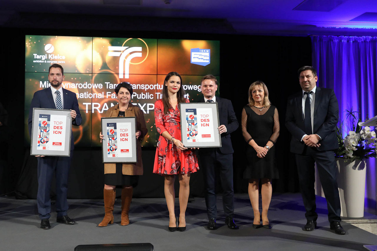 Stoisko MAN Truck & Bus Polska nagrodzone tytułem TopDesing – nagrodę odebrała Beata Galas, dyrektor marketingu i komunikacji