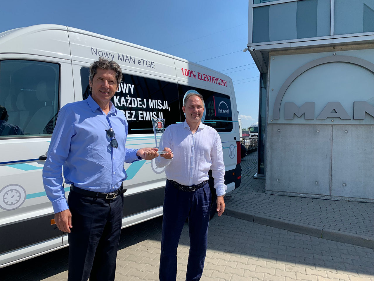 Marc Martinez i Grzegorz Rogalewicz, dyrektor ds. sprzedaży samochodów dostawczych z nagroda Fleet Derby dla MAN eTGE