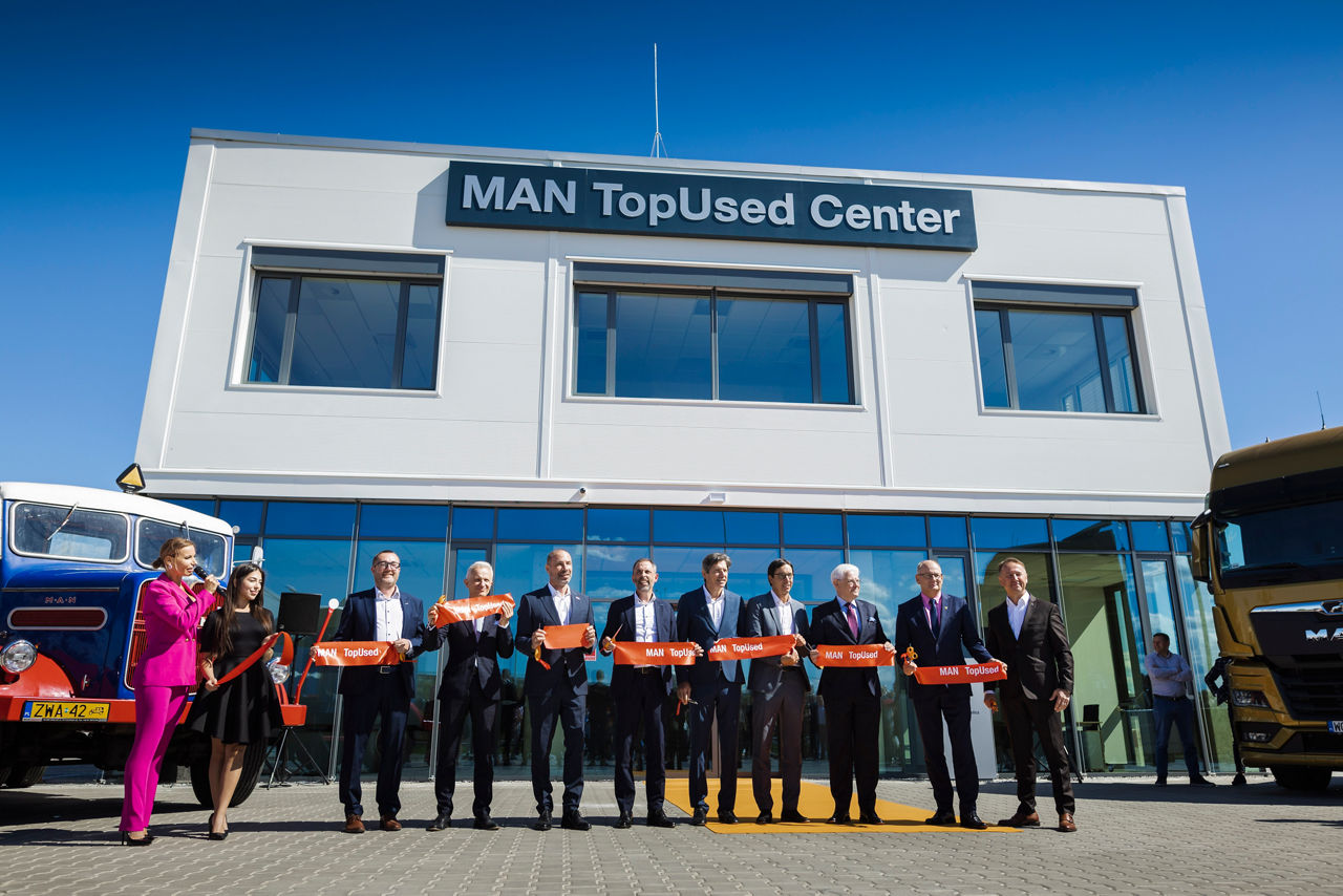 Uroczyste przecięcie wstęgi podczas otwarcia nowego centrum sprzedaży pojazdów używanych MAN TopUsed w Wolicy