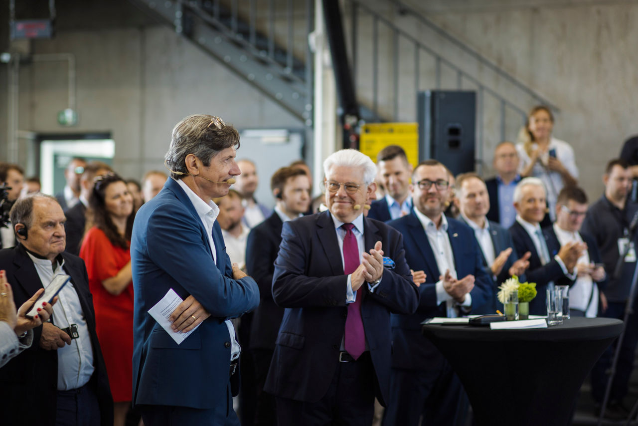 Marc Martinez i Jakub Faryś podczas uroczystego otwarcia nowego centrum sprzedaży pojazdów używanych MAN TopUsed w Wolicy