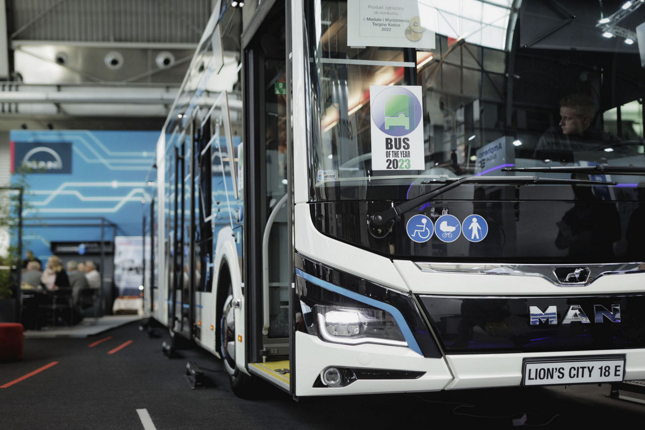 Foto-1-MAN-Lions-City-18-E---Bus-of-the-Year-2023-podczas-Transexpo-2022.jpeg