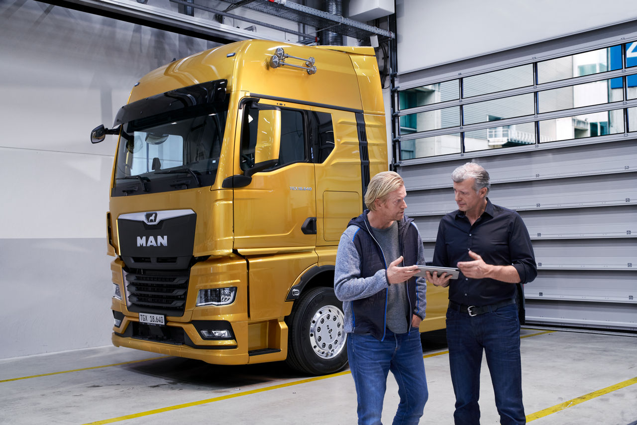 Customer with advisor in front of truck