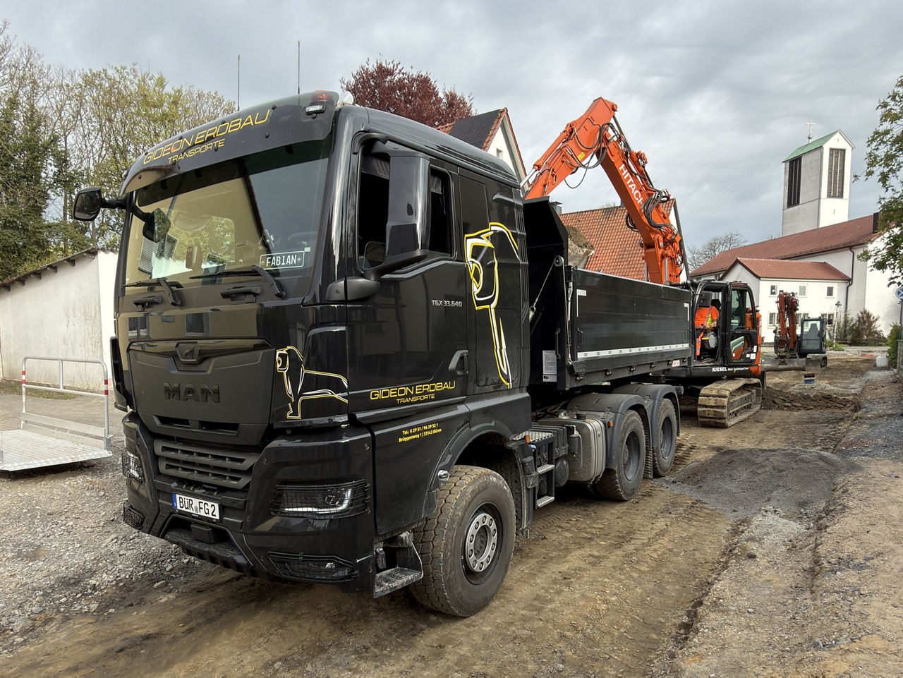 Der schwarze MAN TGX 33.640 mit gelben MAN- Löwenaufkleber von Fabian Gideon im Einsatz auf einer Baustelle.