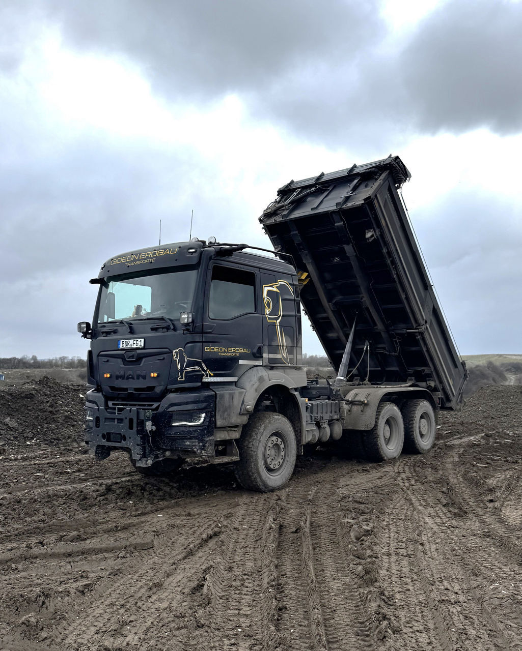 MAN Lkw im Einsatz im aufgekippter Mulde