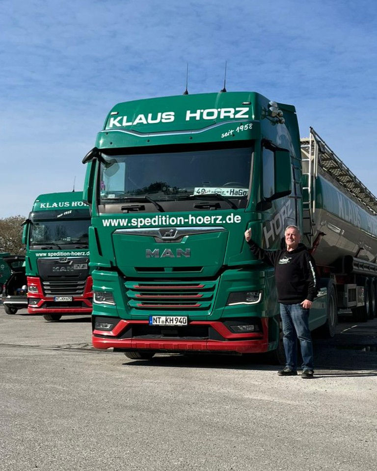 Mann vor grünem MAN Lkw Spedition Hoerz