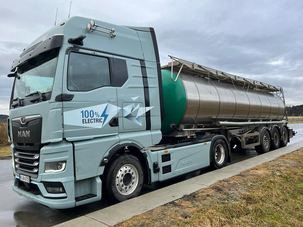 Altes Bild von einem Mann vor altem MAN Lkw