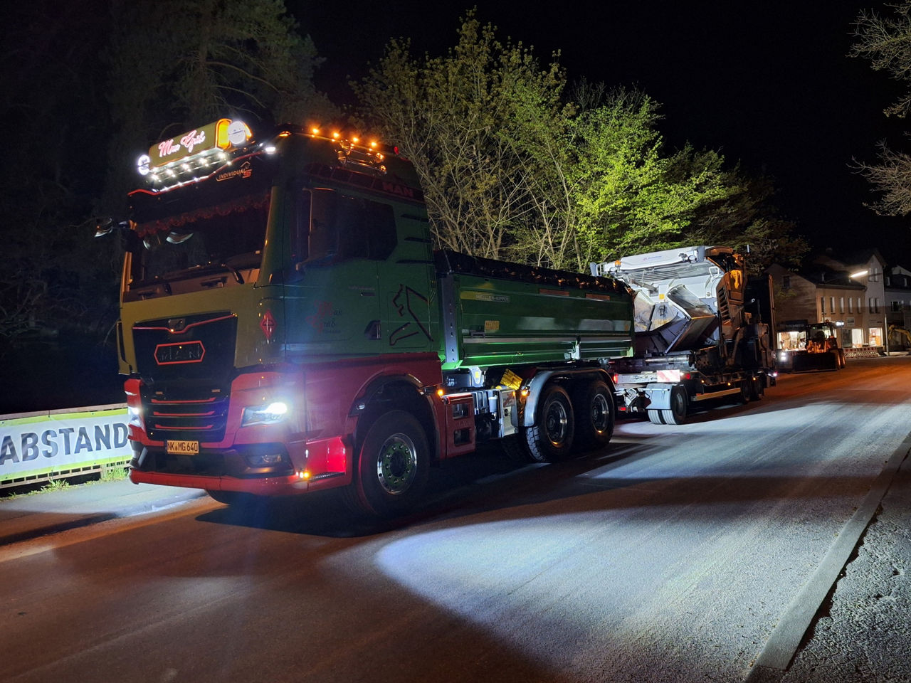Auch beim Straßenbau ist Max Gräß mit seinem Dreiachser, einem MAN TGX 28.640, tätig.