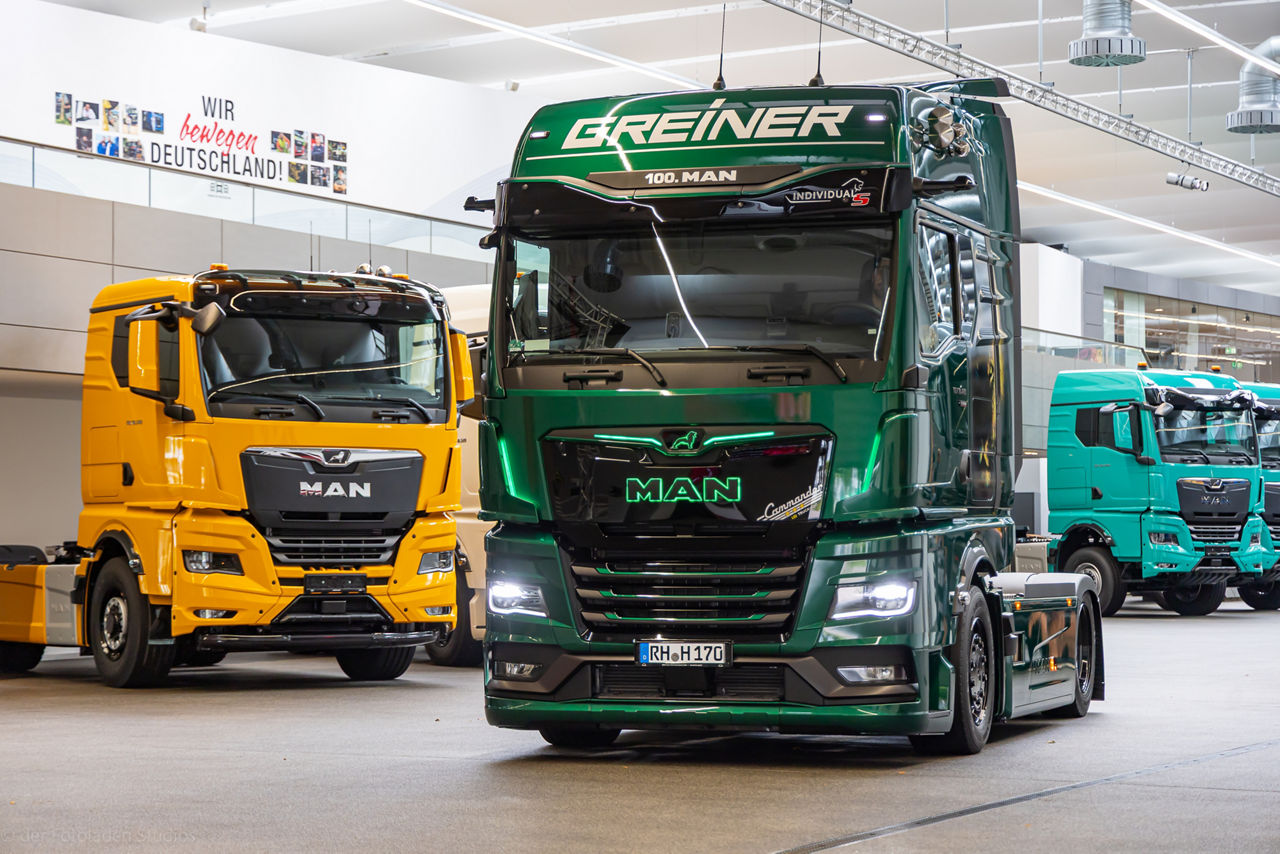 Ein grüner aufwändig gestalteter MAN TGX steht im MAN Truck Forum und ist bereits zur feierlichen Abholung. Der Lkw gehört zur Firm Erwin Greiner Kraftwagenspedition e.K. und ist der 100. MAN im Fuhrpark.  