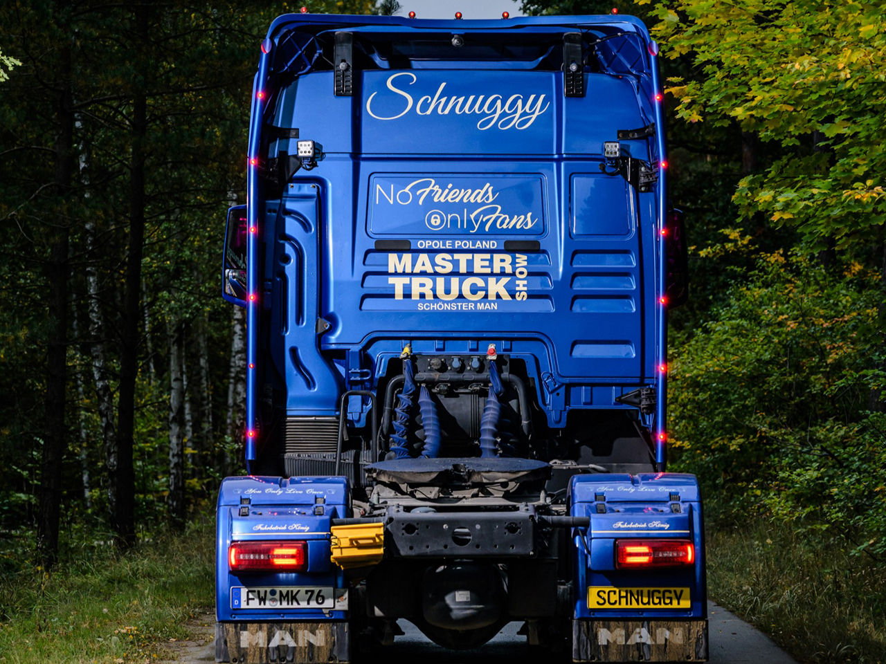 Der Lkw von René Hintze fährt durch einen Wald. Man sieht den Lkw nur von hinten. Er gewinnt mit seinem blauen individuell gestalteten MAN TGX 18.510 den Titel „Schönster MAN 2025“ auf der Master Truck Show in Opole.