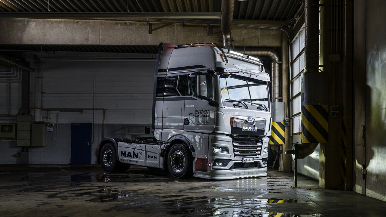 MAN Lkw in grau in einer Halle