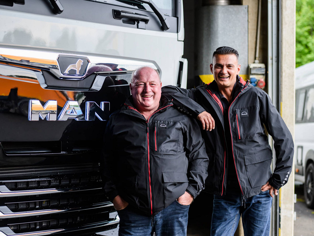 2 Männer von einem MAN Lkw