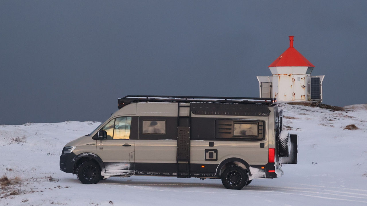 Kai Borstendorfer ist mit seinem MAN TGE im Norden von Europa unterwegs und im Hintergrund sieht schneebedecke Landschaft.