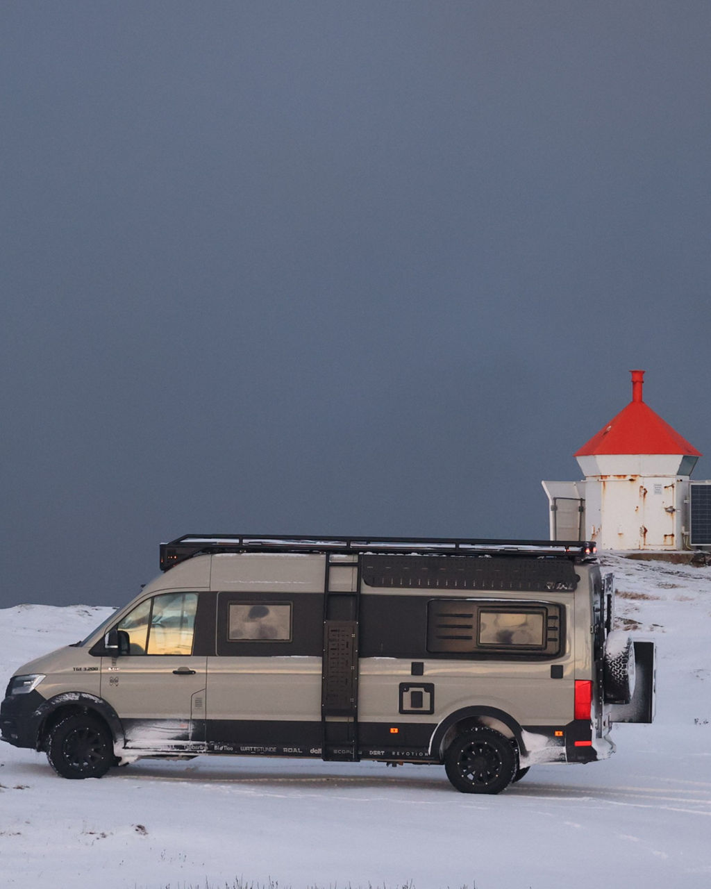 Kai Borstendorfer ist mit seinem MAN TGE im Norden von Europa unterwegs und im Hintergrund sieht schneebedecke Landschaft.
