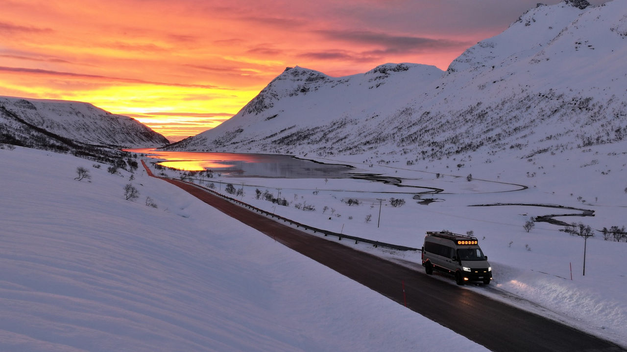 Kai Borstendorfer ist mit seinem MAN TGE im Norden von Europa unterwegs und im Hintergrund sieht schneebedecke Landschaft