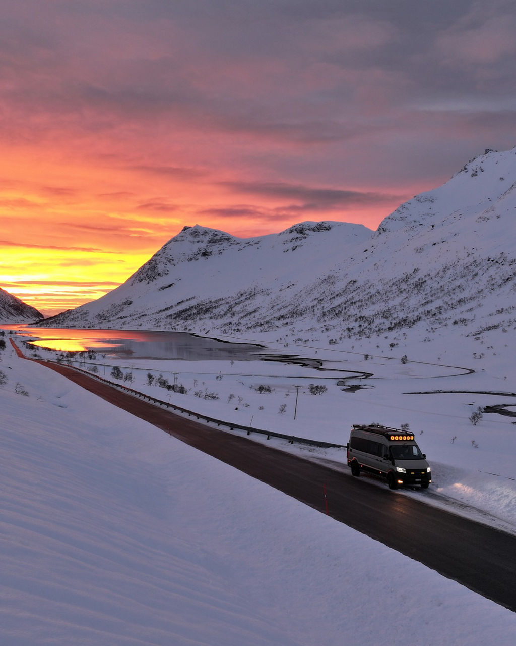 Kai Borstendorfer ist mit seinem MAN TGE im Norden von Europa unterwegs und im Hintergrund sieht schneebedecke Landschaft