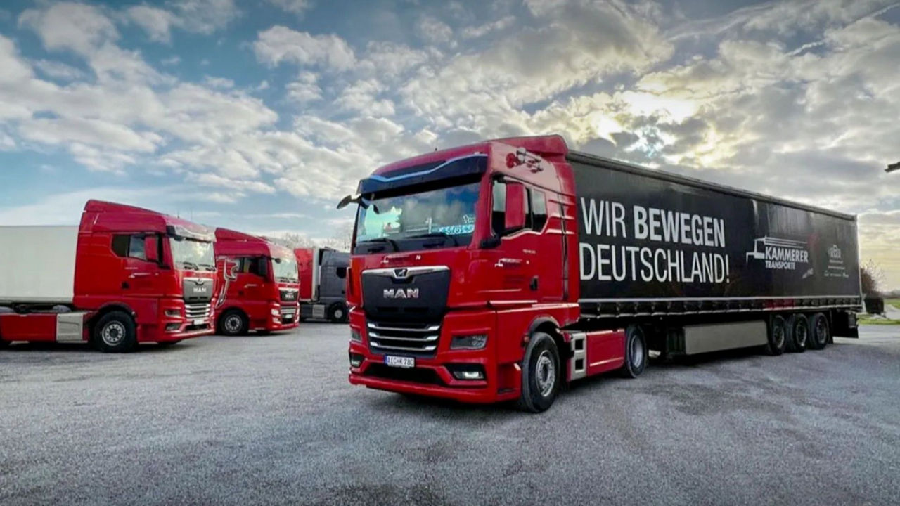 Rote Lkws in einer Reihe mit einem Lkw in der Mitte