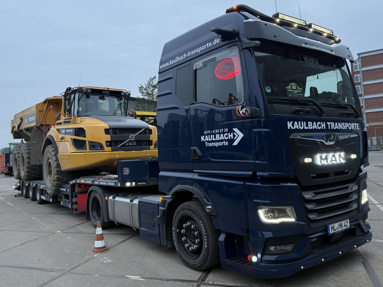 Der blaue MAN TGX von Michael Kaulbach hat Dumper geladen.