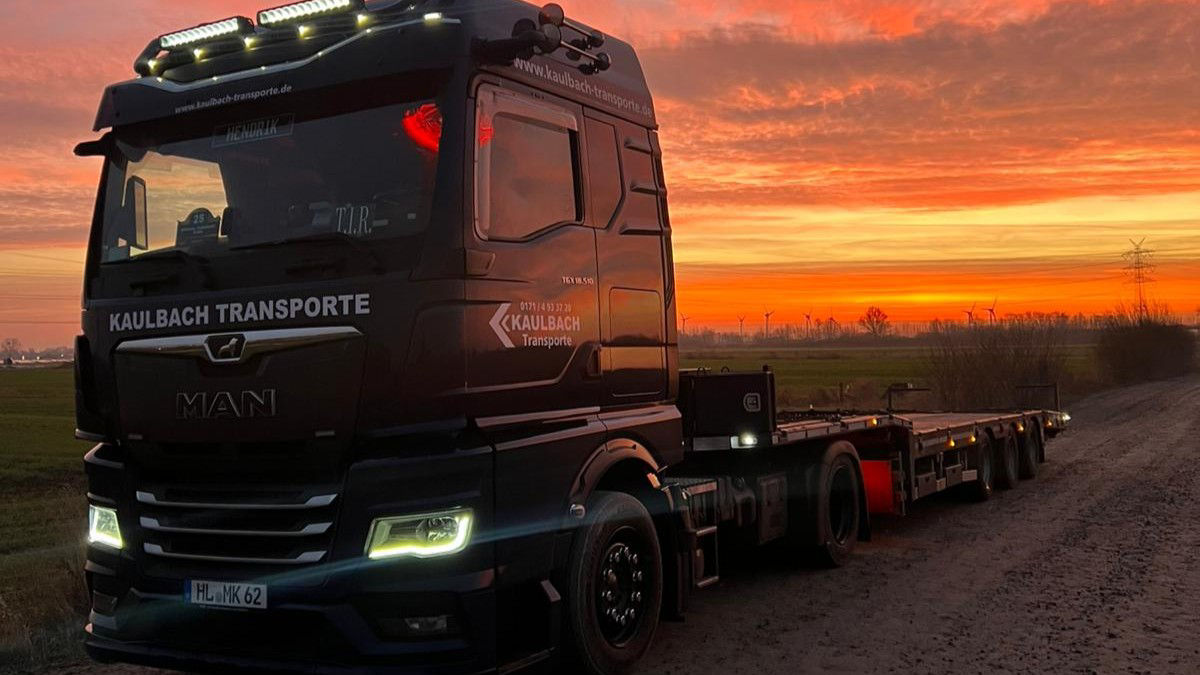 Beim Sonnenuntergang ist der MAN TGX ein ganz besonderer Anblick