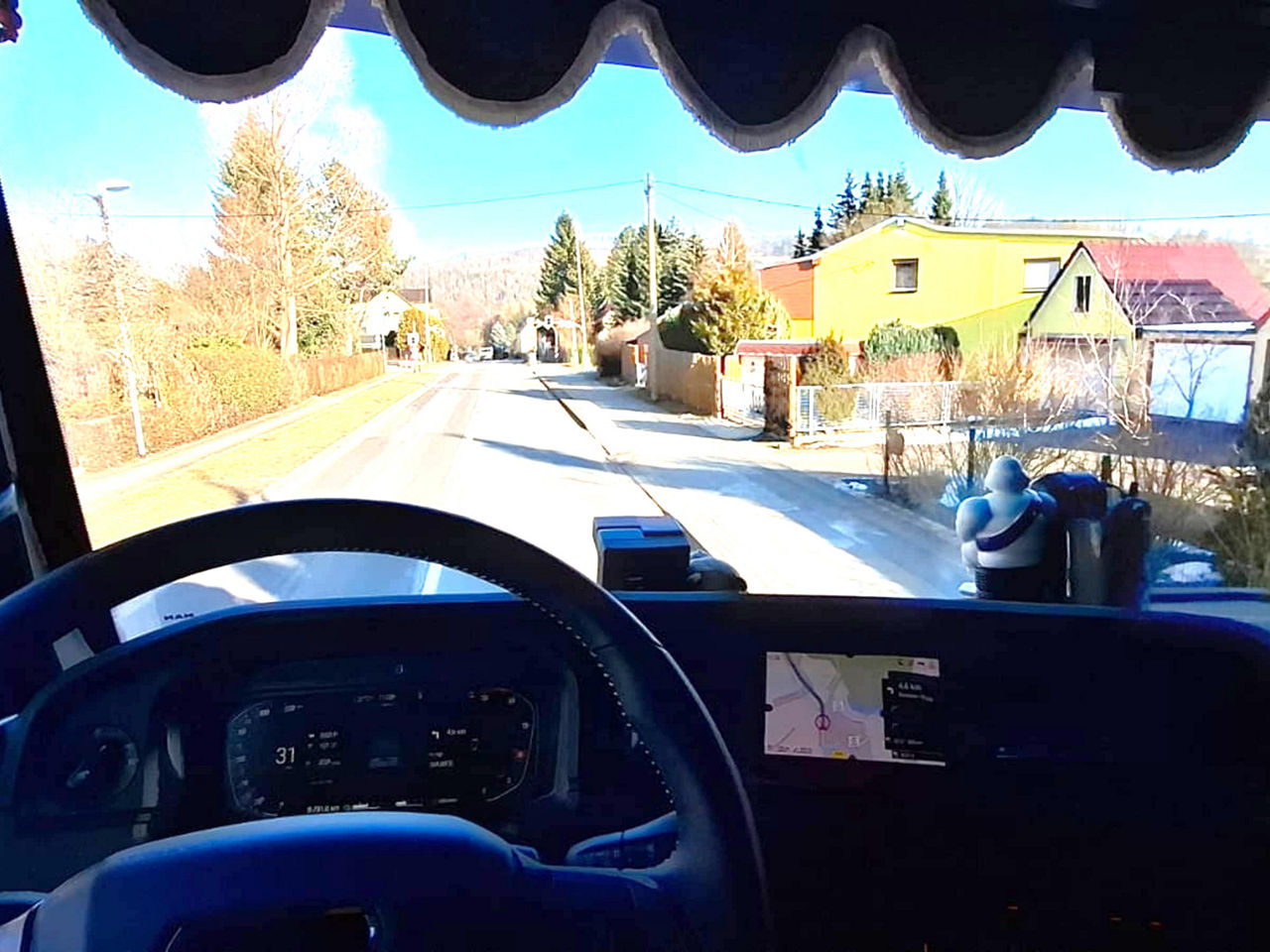 Blick vom Fahrerhaus eines LKWs