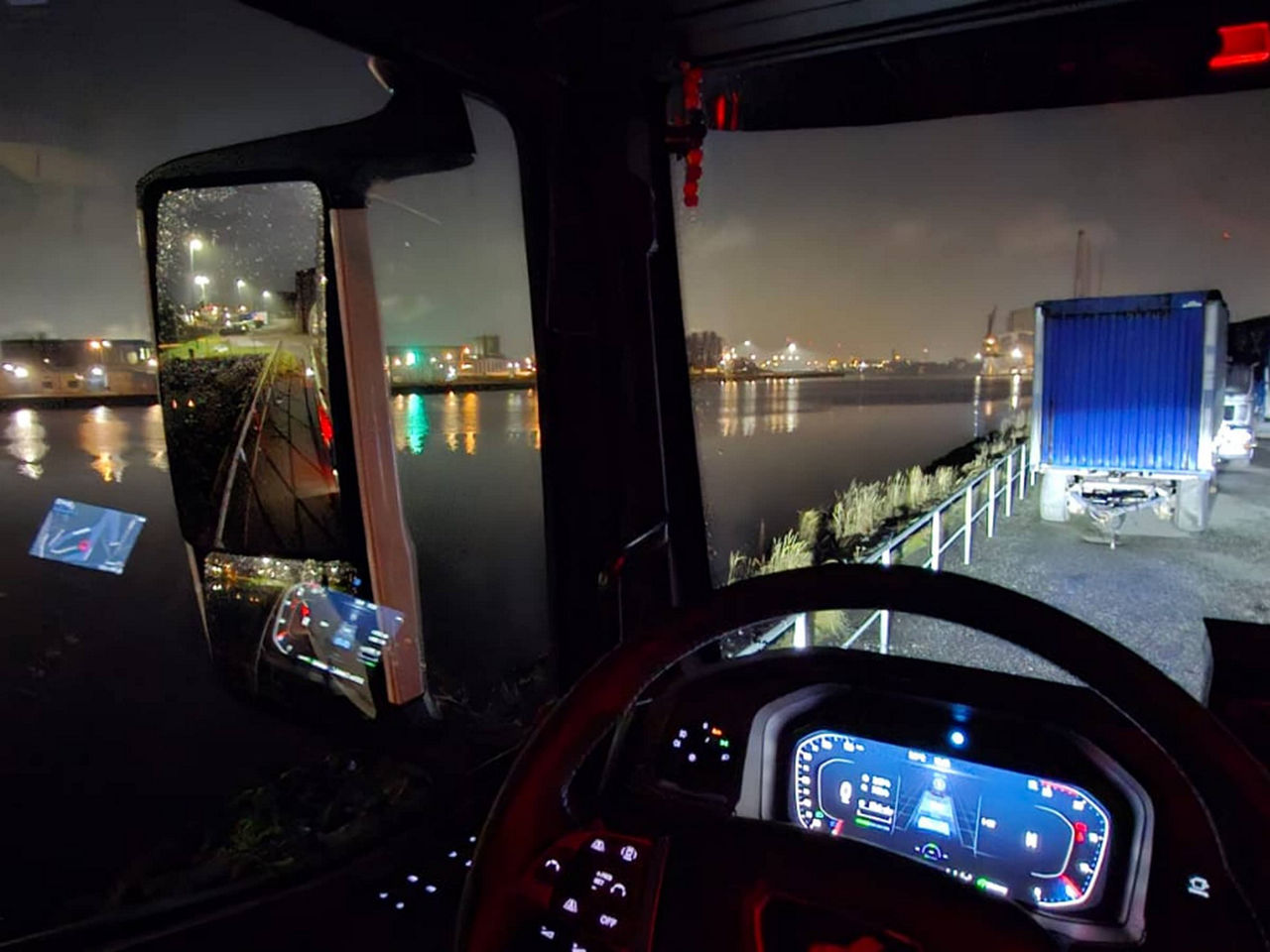 Blick vom Fahrerhaus eines LKWs bei Nacht
