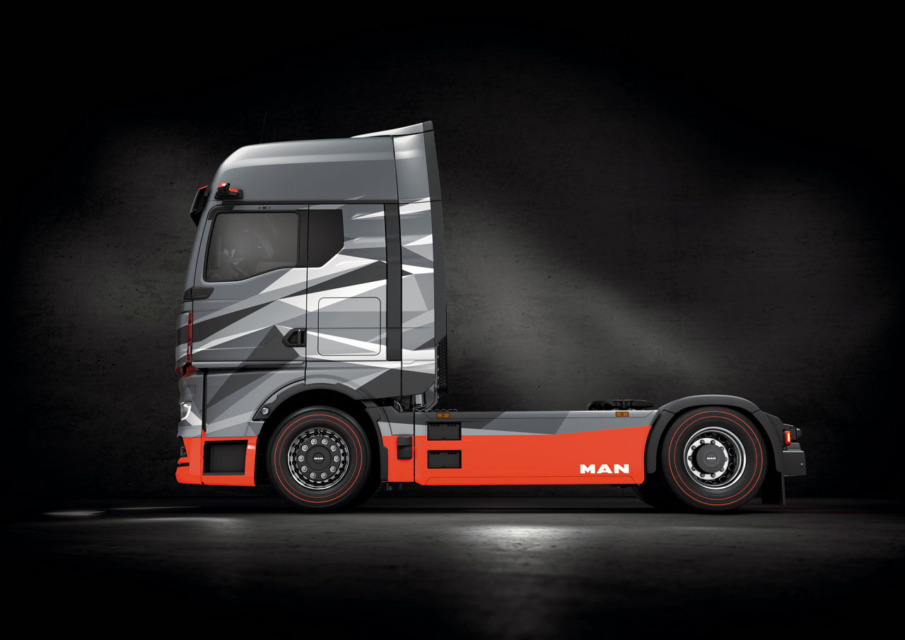 The near-production prototype of the MAN eTruck exhibited at the IAA Transportation 2022 provides a glimpse of the future emission-free battery-electric drive in long-distance transport vehicles from MAN.DE: Der auf der IAA Transportation 2022 ausgestellte seriennahe Prototyp des MAN eTruck gibt einen Ausblick auf den künftigen emissionsfreien batterrieelektrischen Antrieb in Fernverkehrsfahrzeugen von MAN.EN:The near-production prototype of the MAN eTruck exhibited at the IAA Transportation 2022 provides a glimpse of the future emission-free battery-electric drive in long-distance transport vehicles from MAN.