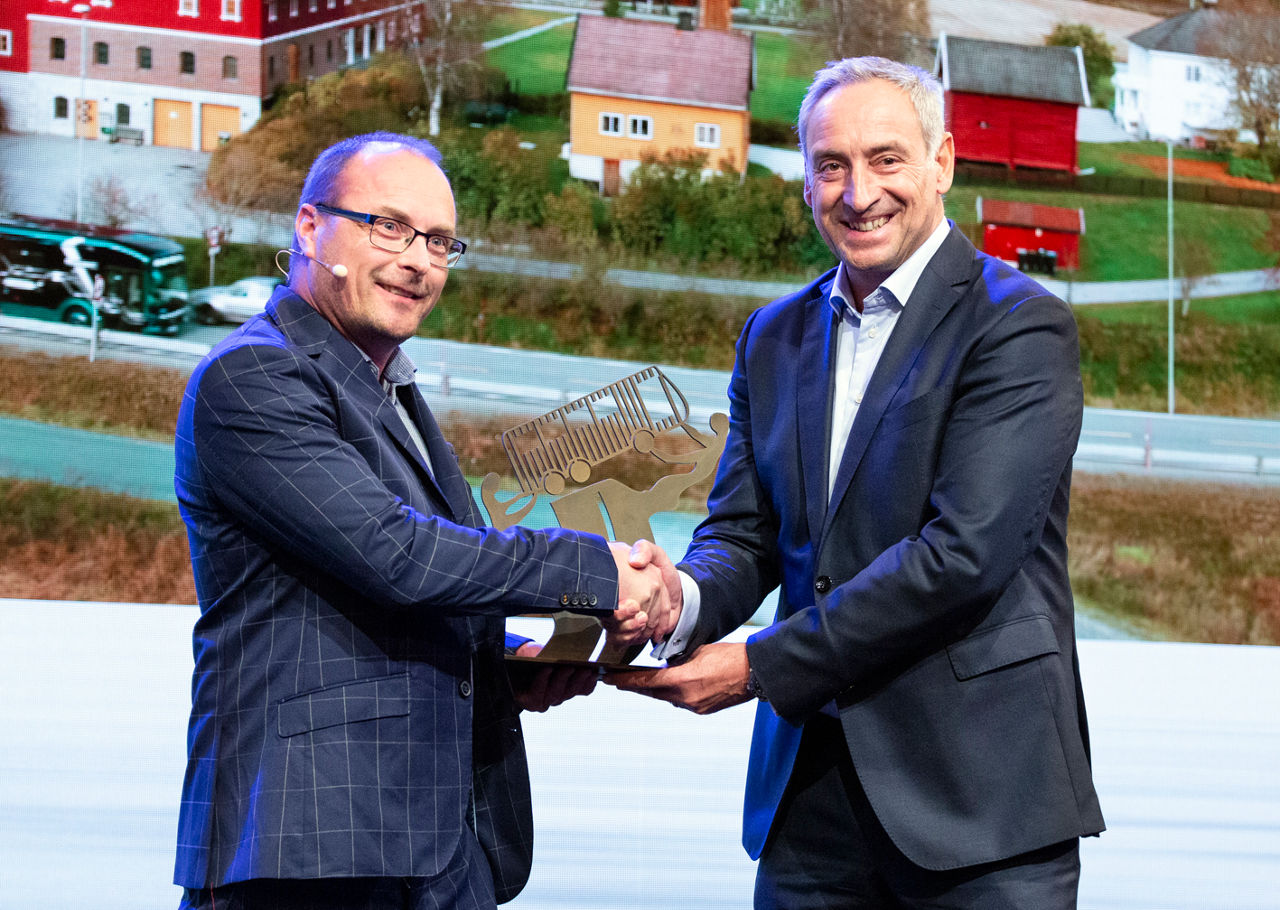 MAN Truck & Bus SE, Boty Award MAN Lion`s City E 2023 - Tom Terjesen (Boty Jurypräsident) mit/with Rudi Kuchta (Head of Business Unit Bus), 19.09.2022, IAA Transportation 2022