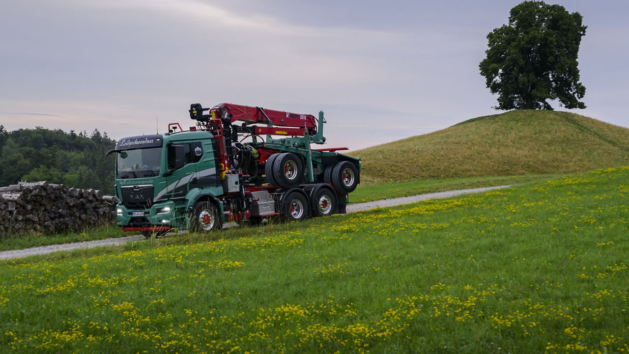 Ein MAN-Lkw auf einem Holzplatz.