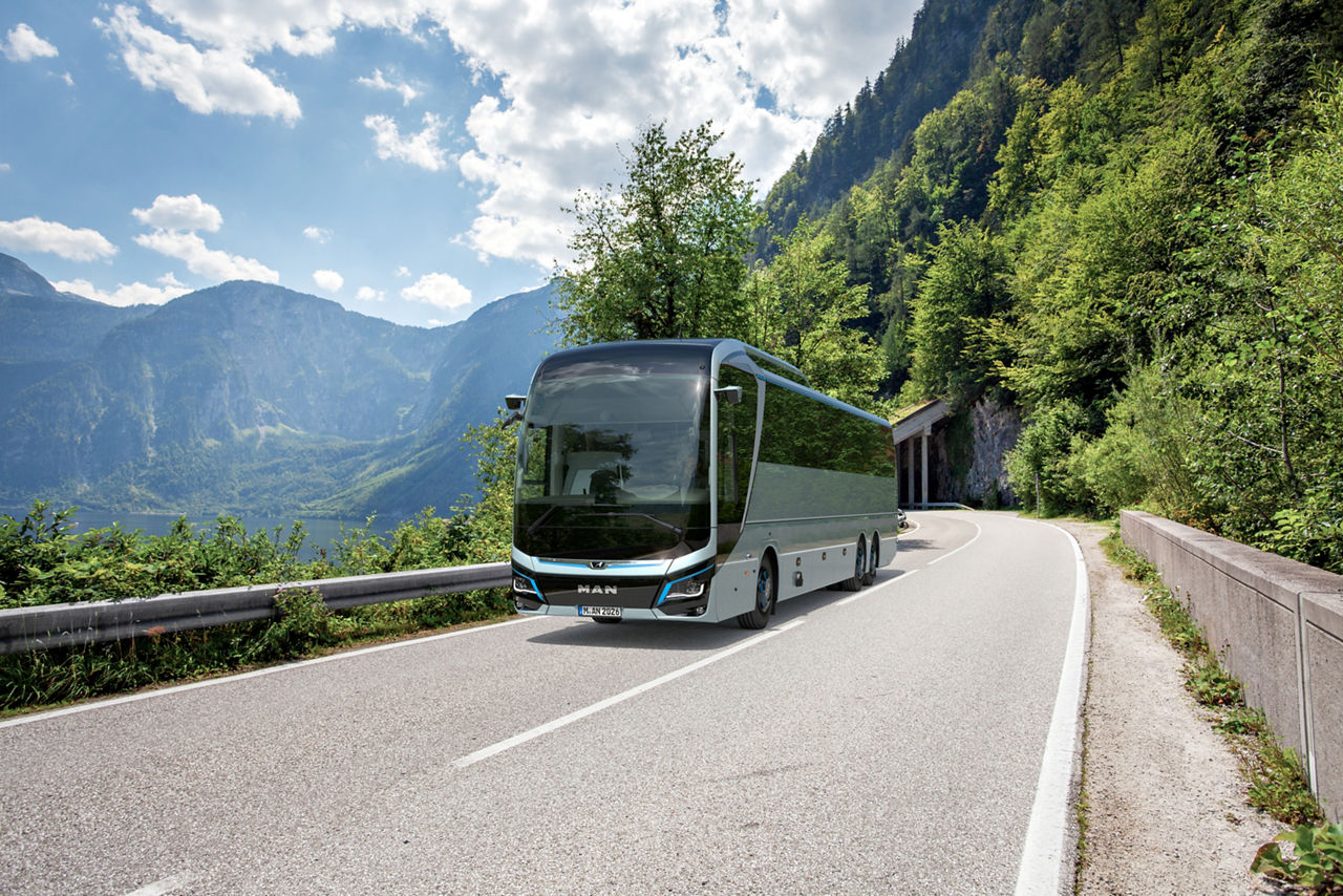 MAN Lion's Coach fährt auf einer Straße mit Bergen im Hintergrund
