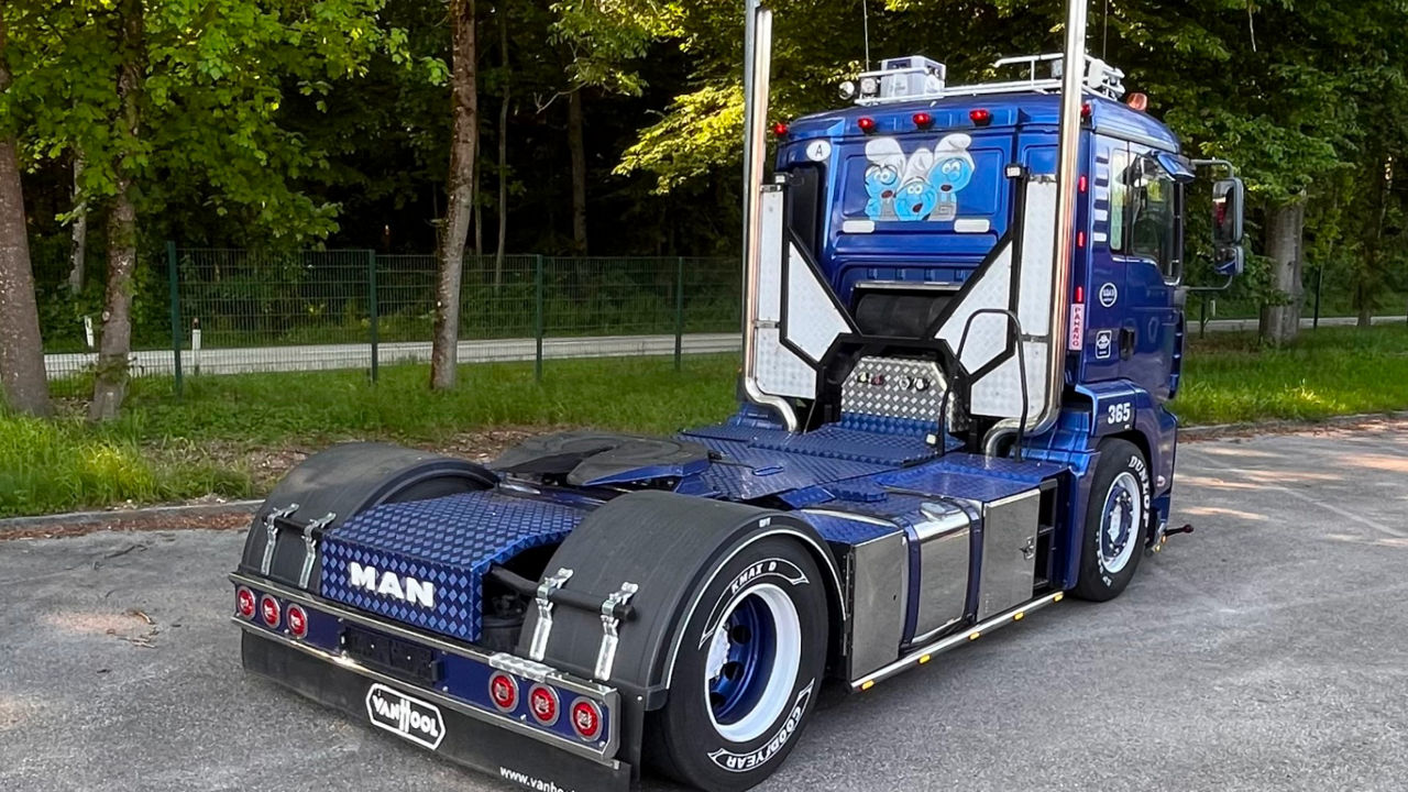 Rückansicht des blauen MAN TGA auf dem man den Airbrush mit den Schlumpf sieht.