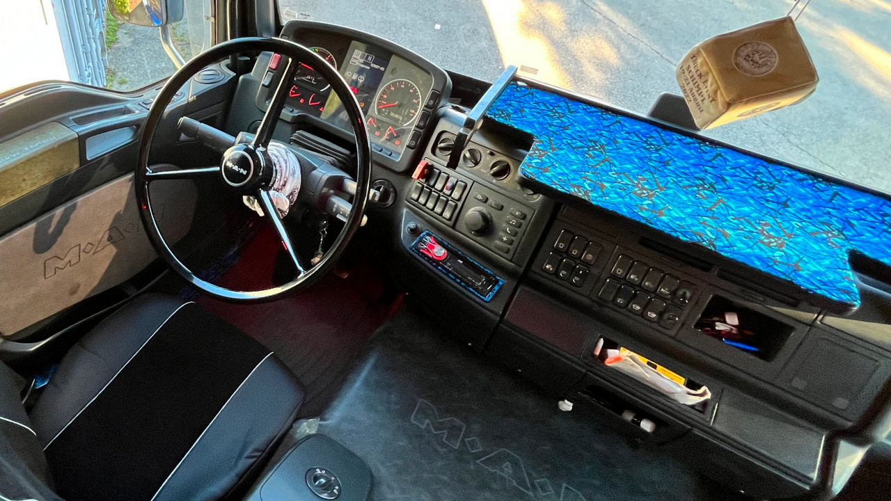 Ein blauer MAN TGA mit Siloauflieger wurde von Johannes Lugmair komplett restauriert. Er steigt gerade in den Lkw ein.