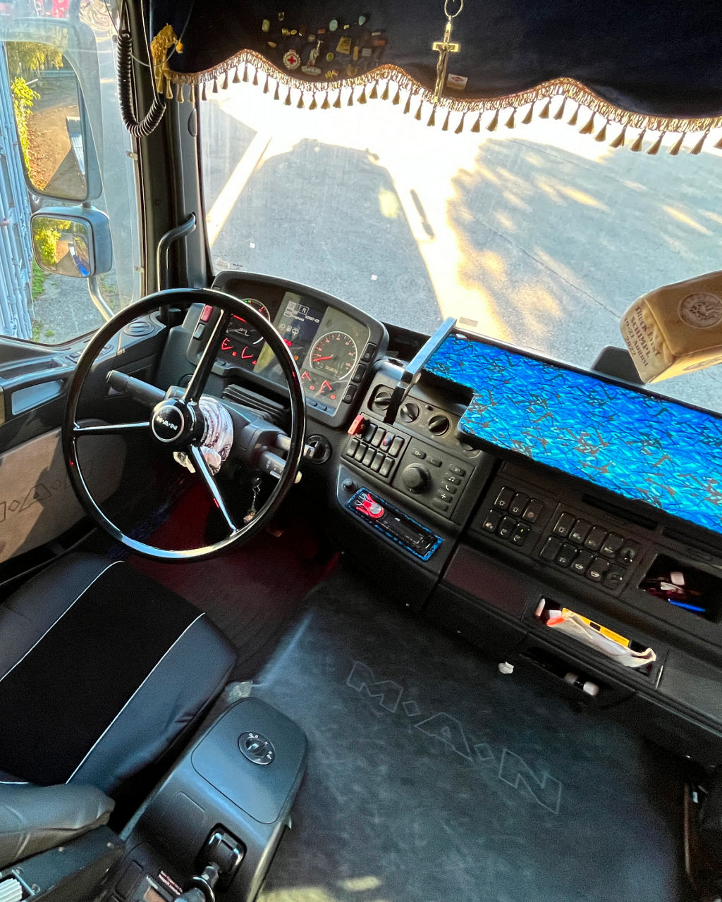 Ein blauer MAN TGA mit Siloauflieger wurde von Johannes Lugmair komplett restauriert. Er steigt gerade in den Lkw ein.