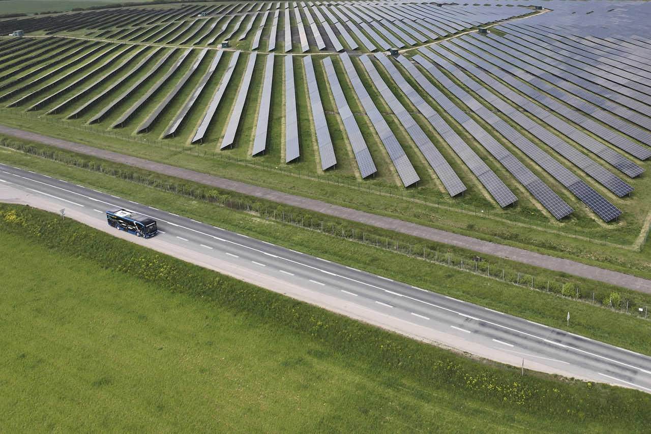 MAN-ElectrifyingEuropeTour-RoadtripBus-am-Solarpark-in-Rosires2.jpg
