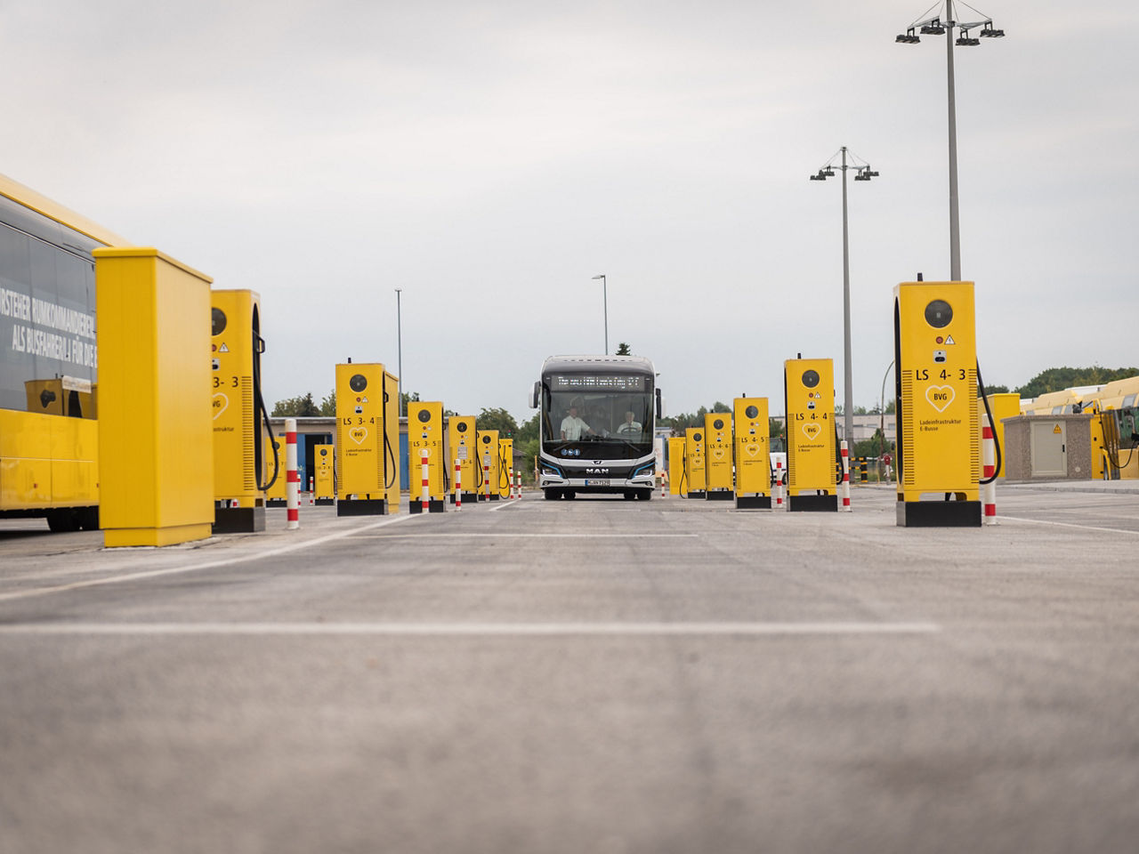 Der MAN Elektro-Bus Lion’s City E überzeugt durch Reichweite in Städten und auf dem Land