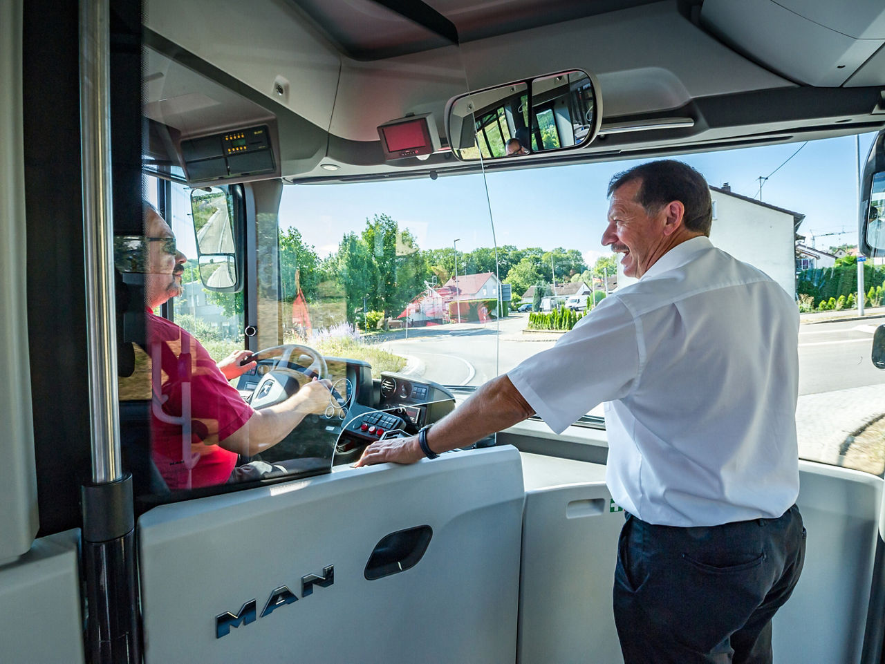 MAN Lion's City E, Fahrer und Passagier auf Stehplatz