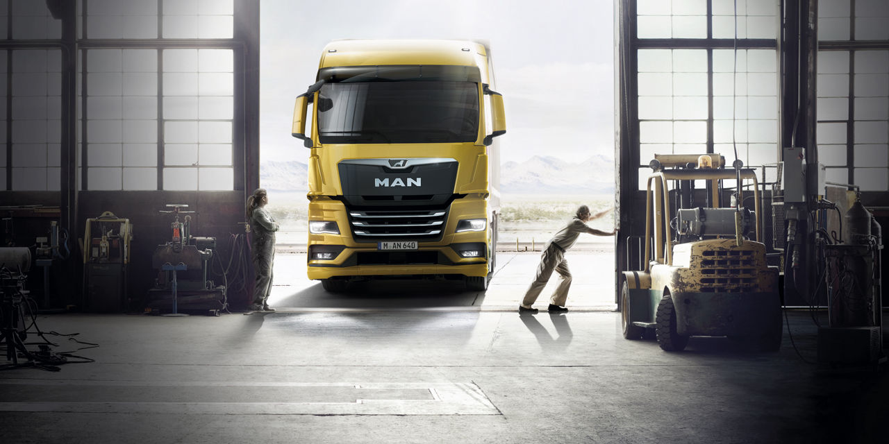 MAN-TGX-hangar-2400x1200.jpg