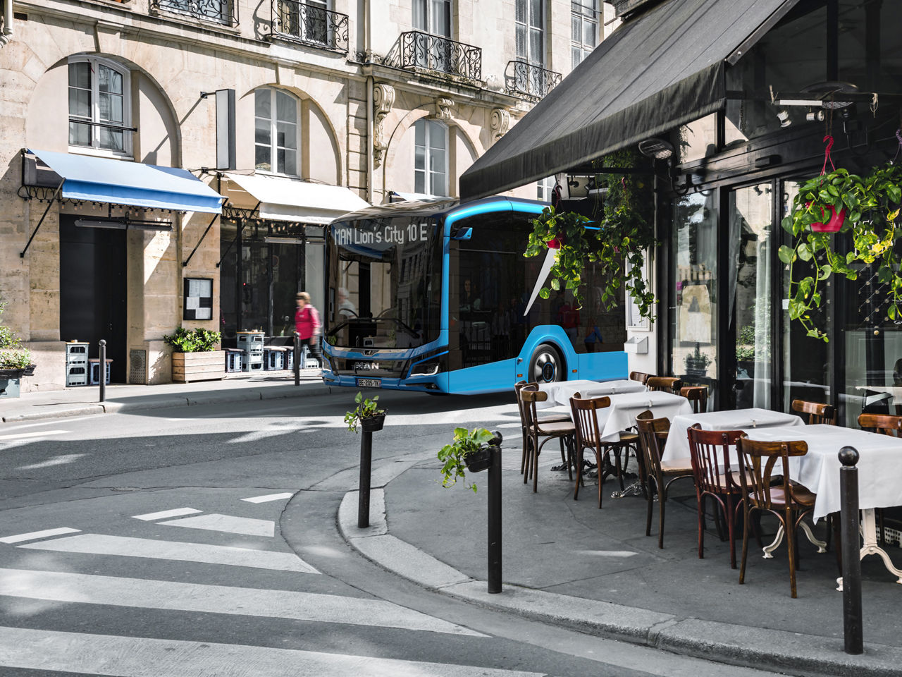 The Lionʼs City 10 E in urban traffic.