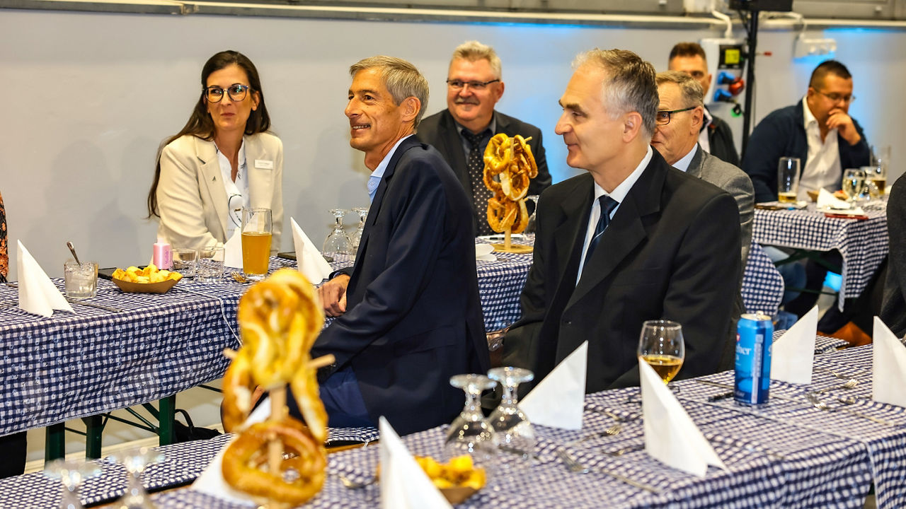 Régi és új kollégák, illetve a létesítmény tervező mérnöke