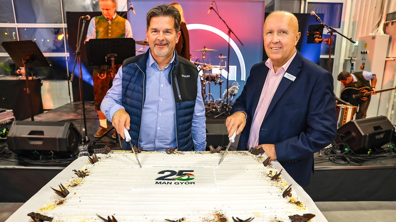 Turi Szabolcs és Varga Norbert vágják fel a győri telephely születésnapi tortáját